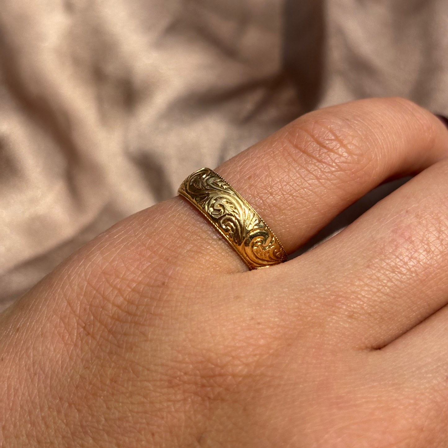 Antique 1978, 18ct Gold Paisley engraved wedding band