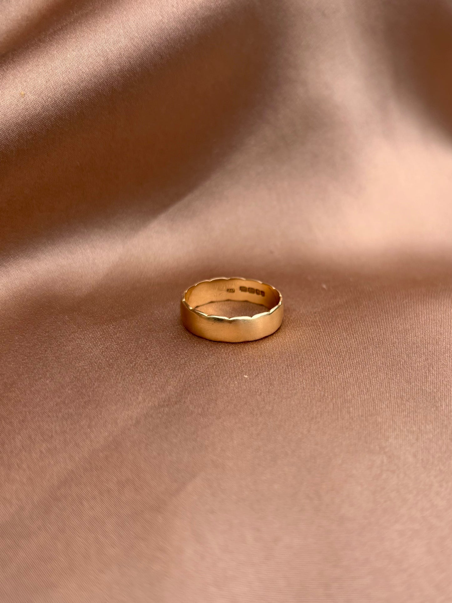 Mid Century 18ct Gold scalloped Wedding band