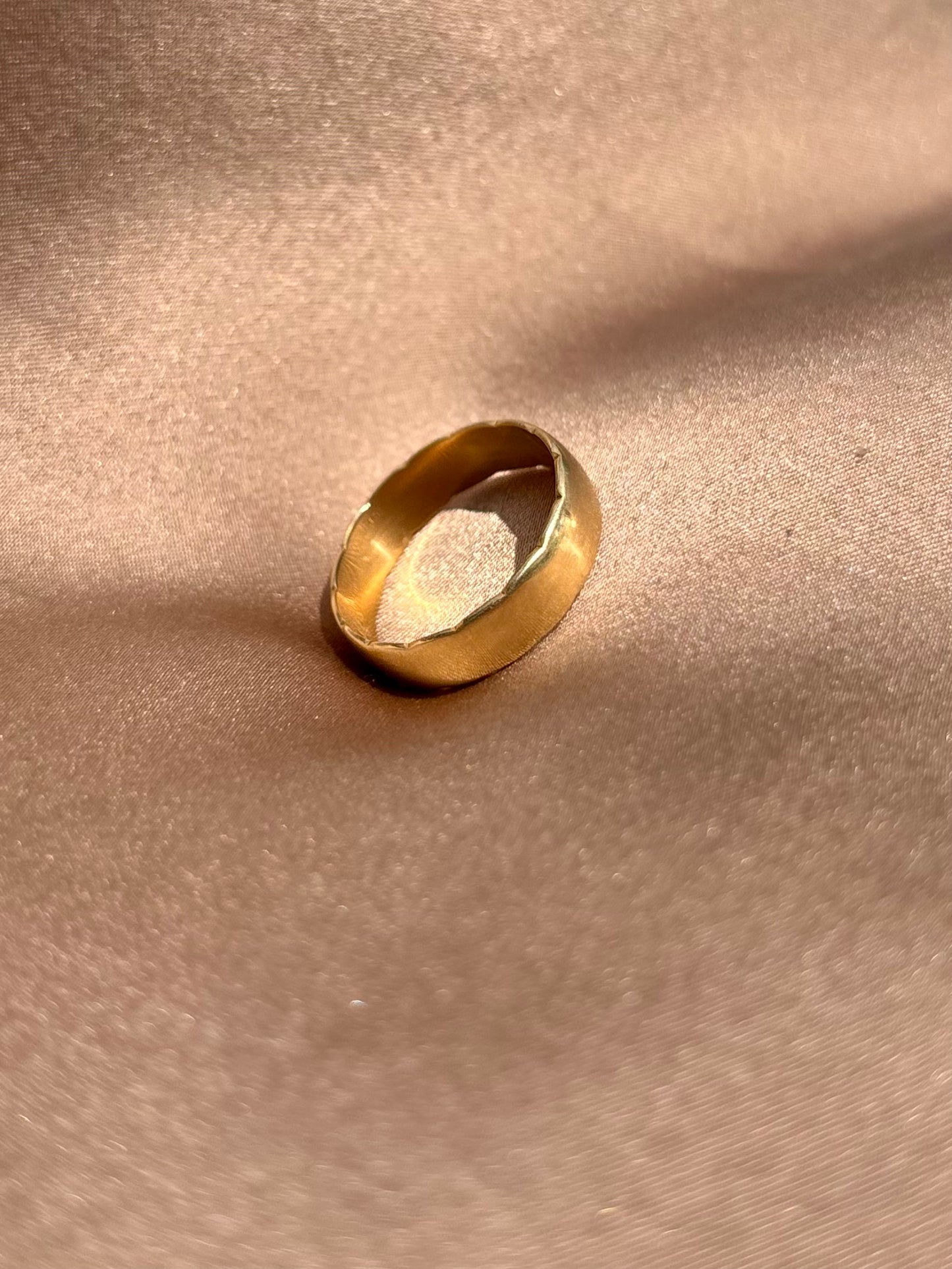 Mid Century 18ct Gold scalloped Wedding band