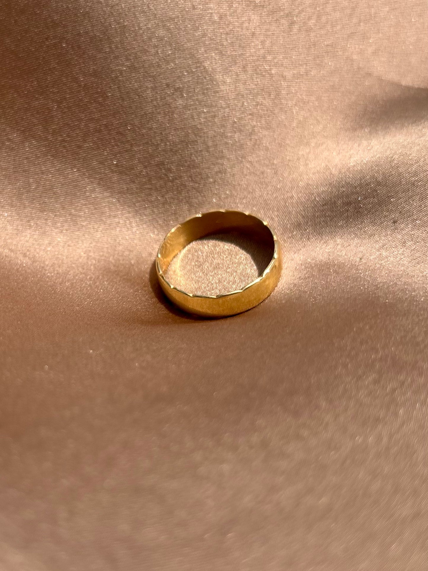 Mid Century 18ct Gold scalloped Wedding band