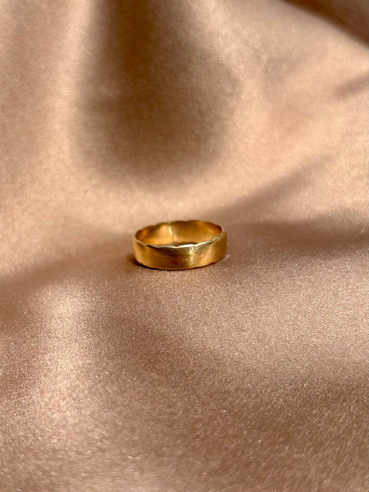 Mid Century 18ct Gold scalloped Wedding band