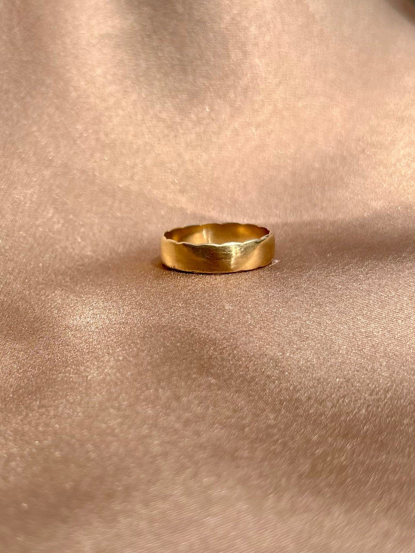Mid Century 18ct Gold scalloped Wedding band