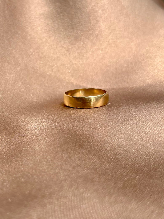 Mid Century 18ct Gold scalloped Wedding band